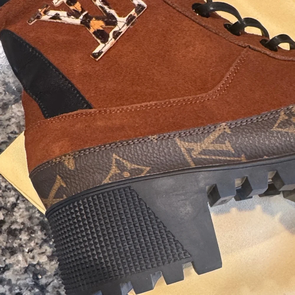 Brown and Black Leopard Boots size 9 with box - Picture 9 of 14